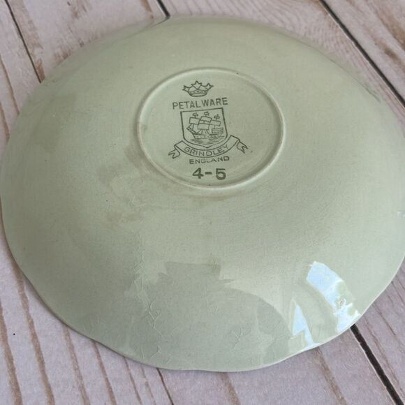 1950s Grindley Almond (Green) Petalware teacup and saucer. - Picture 6 of 6
